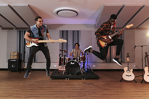Jóvenes practicando con su banda en el Ensayadero musical de Colsubsidio