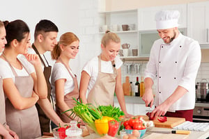 Cocinero da clases a hombres y mujeres en las instalaciones de Colsubsidio.