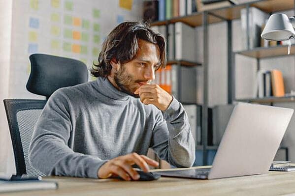 Hombre estudiando sales tech frente a un computador