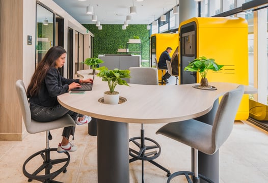Empresaria trabajando en las oficinas coworking de Táctica El Cubo