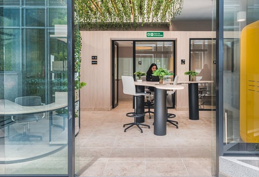 Mesas de trabajo individual tipo coworking en Táctica El Cubo