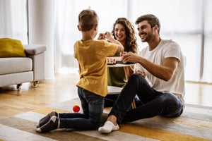 Una familia feliz compartiendo en su nuevo hogar seguro gracias a Colsubsidio. 