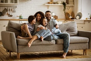 Familia feliz disfrutando un momento agradable en la sala de su casa.
