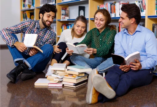 Grupo de jóvenes, reunidos en la biblioteca Colsubsidio