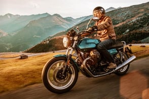 Un hombre viajando en motocicleta, seguro con la protección que le brinda Colsubsidio.