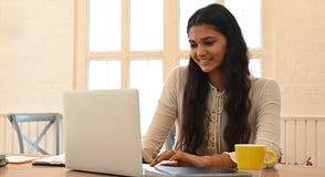 Estudiante preparándose para las pruebas Icfes con los programas de estudio de Colsubsidio.
