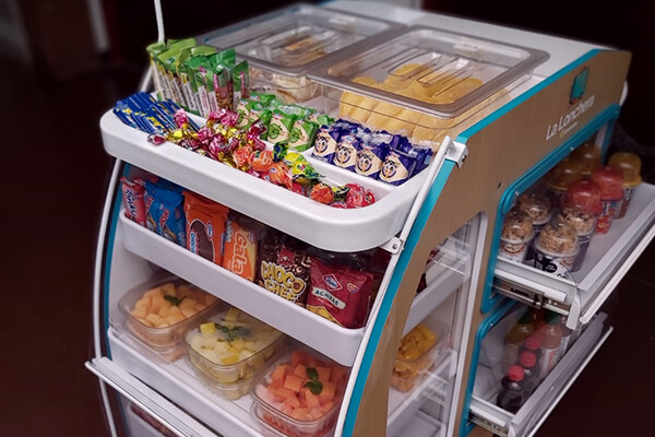 Carro vending con golosinas y paquetes de comida