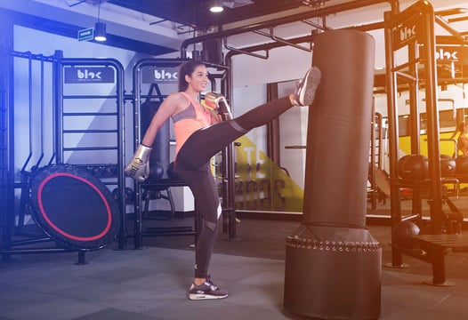 Mujer realizando ejercicio en nuestras instalaciones de gimnasio de Colsubsidio.
