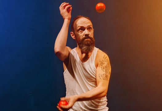 Hombre malabarista presentando su función en Teatro Colsubsidio.