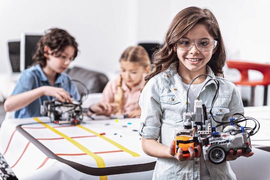 Niños disfrutando y aprendiendo de experiencia innovadoras