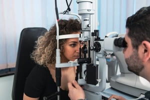 Paciente en examen oftalmológico