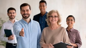 Grupo de personas felices invitando al usuario a ser parte de Colsubsidio.
