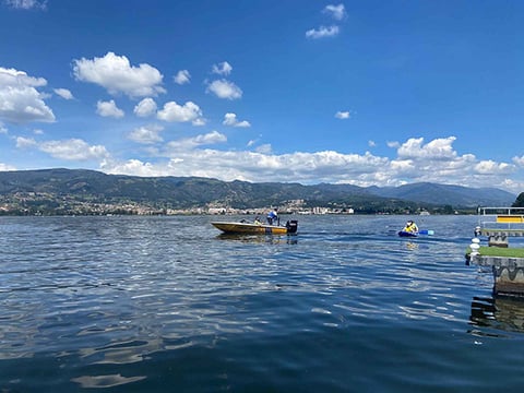Gente disfrutando en lanchas que navegan en un lago.
