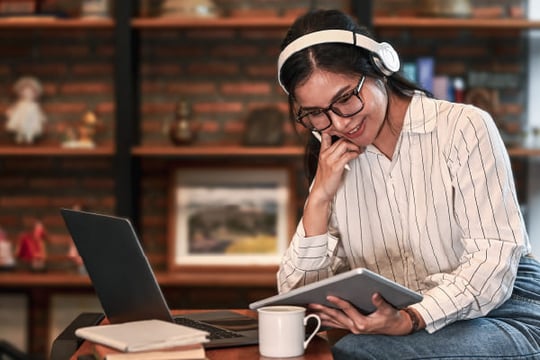 Una colaboradora disfrutando de la lectura en la Biblioteca Digital de Colsubsidio