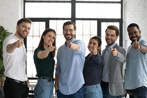 Grupo de personas invitando al usuario a ser parte de Colsubsidio.