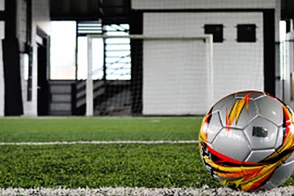 Un balón en una cancha de fútbol de los espacios de recreación de Colsubsidio.
