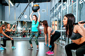 Mujeres haciendo ejercicio en el gimnasio funcional