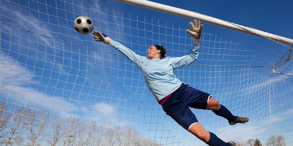 Mujer jugando fútbol