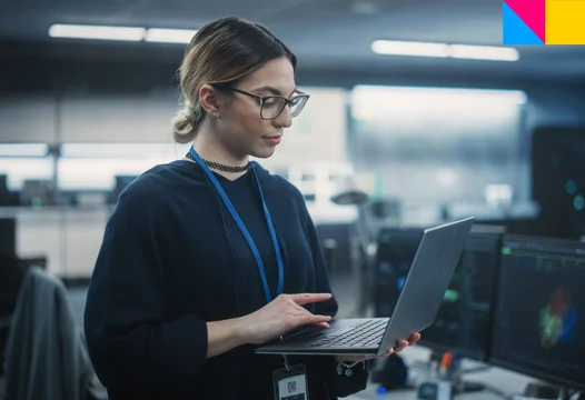 Una mujer, técnica de software, configurando el entorno de programación de su empresa.