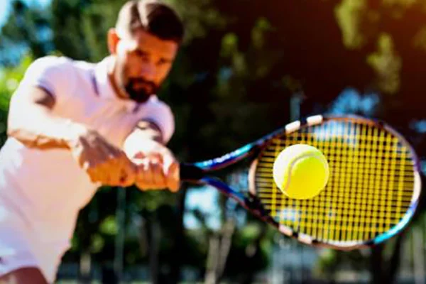 Hombre jugando tenis en los torneos que Clubes Colsubsidio organiza