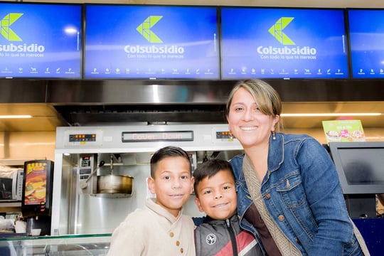 Madre e hijos disfrutando de los beneficios que ofrece Colsubsidio.