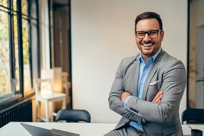 Hombre gerente preparado para afiliar a su empresa y sus trabajadores.