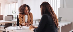 Mujeres dialogando acerca de afiliaciones Colsubsidio.