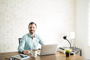 Hombre frente a su computadora, afiliándose como independiente en Colsubsidio.