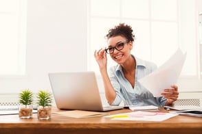  Una persona con anteojos, revisando información sobre la normatividad de Colsubsidio.