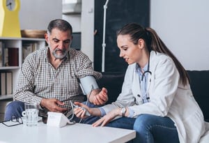 Persona recibiendo asistencia médica integral​ en su hogar