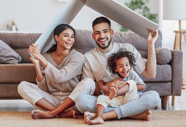 Familia representando lo que significa estar seguro