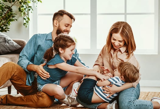 Una familia feliz divirtiéndose en la sala de su hogar.