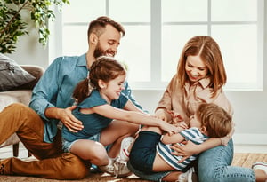 Familia disfrutando con plenitud mientras disfrutan asegurados con nuestro plan vida.