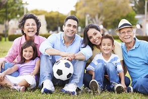 Familia feliz disfrutando su compañía al aire libre.