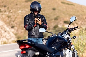 Conductor de moto haciendo uso del seguro de riesgo que le ofrece Colsubsidio