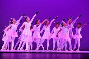 Varias niñas realizando una presentación de ballet