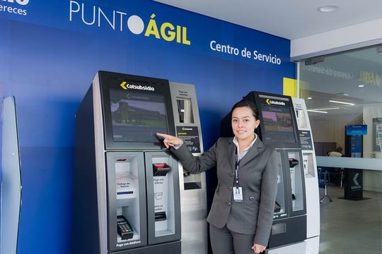 Una asesora de Colsubsidio, colaborando a los usuarios con información, en el centro de servicio.