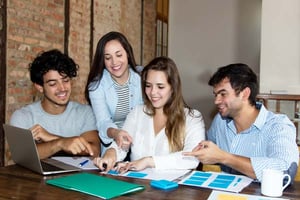 Grupo de jóvenes recibiendo clases virtuales de nuestros programas académicos de Colsubsidio.