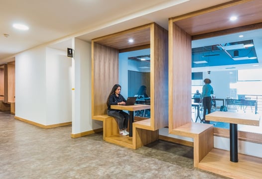 Espacios de trabajo individual del Centro para el Desarrollo Empresarial y del Talento de Colsubsidio.