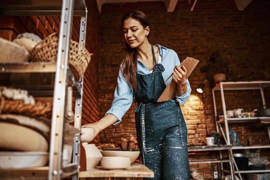 Mujer realiza actividades en su empresa, gracias al apoyo y financiación del Crédito MiPyMes Colsubsidio.