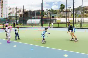 Un grupo de niños practicando patinaje en nuestras instalaciones de Colsubsidio.