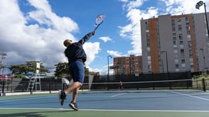 Hombre jugando tenis en nuestros espacios Colsubsidio.