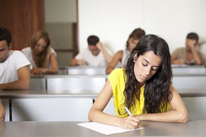 Una mujer joven realizando un examen de estudio.