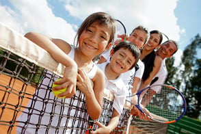 Niños y jóvenes jugando tenias en los torneos deportivos de Colsubsidio.