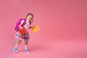 Una niña con sus útiles escolares, en el programa de jardines infantiles empresariales.