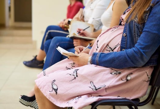 Una mujer capacitándose sobre el programa de Salas amigas de la familia lactante.