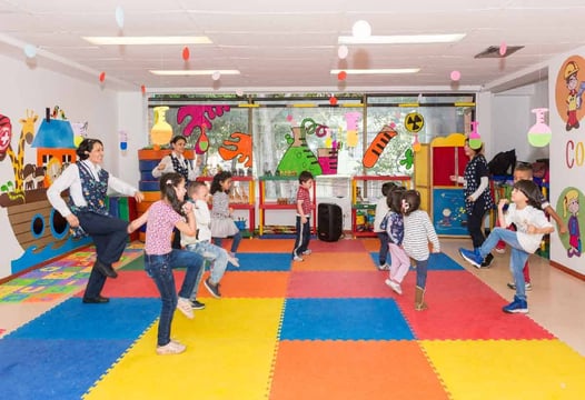 Grupo de niños en clases de baile de los jardines infantiles empresariales.