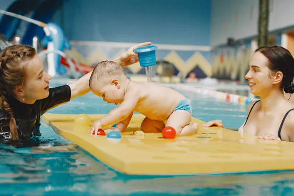 Bebe nadando en piscina en escuela deportiva Colsubsidio.