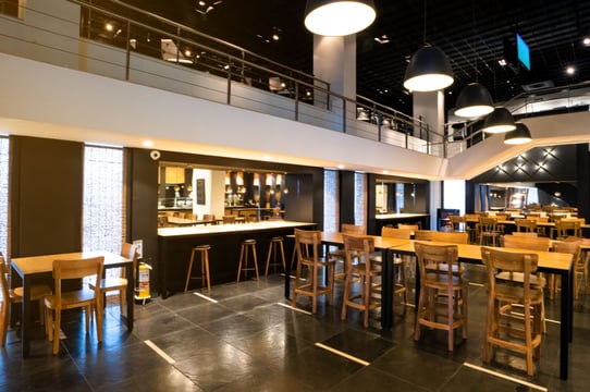 Restaurante Café de las Letras, con sillas y mesas de madera.