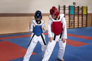 Dos adolescentes practicando taekwondo
